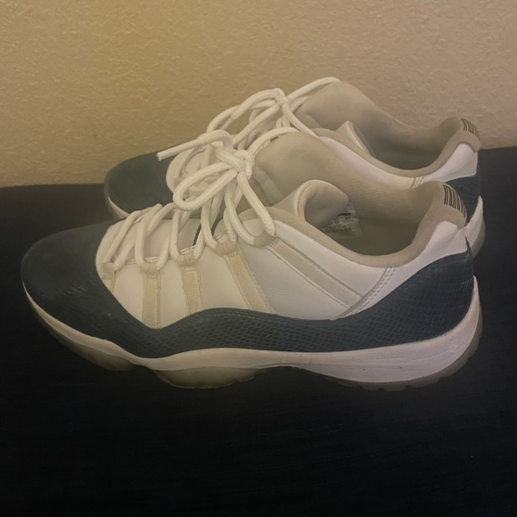 Size 11 jordan 11 snake skins - Picture 3 of 4